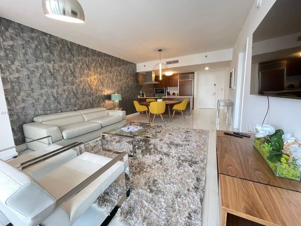 出租: $4,600 (1 贝兹, 1 浴室, 842 平方英尺)