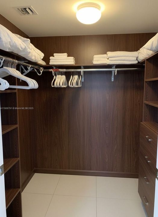 出租: $4,600 (1 贝兹, 1 浴室, 842 平方英尺)