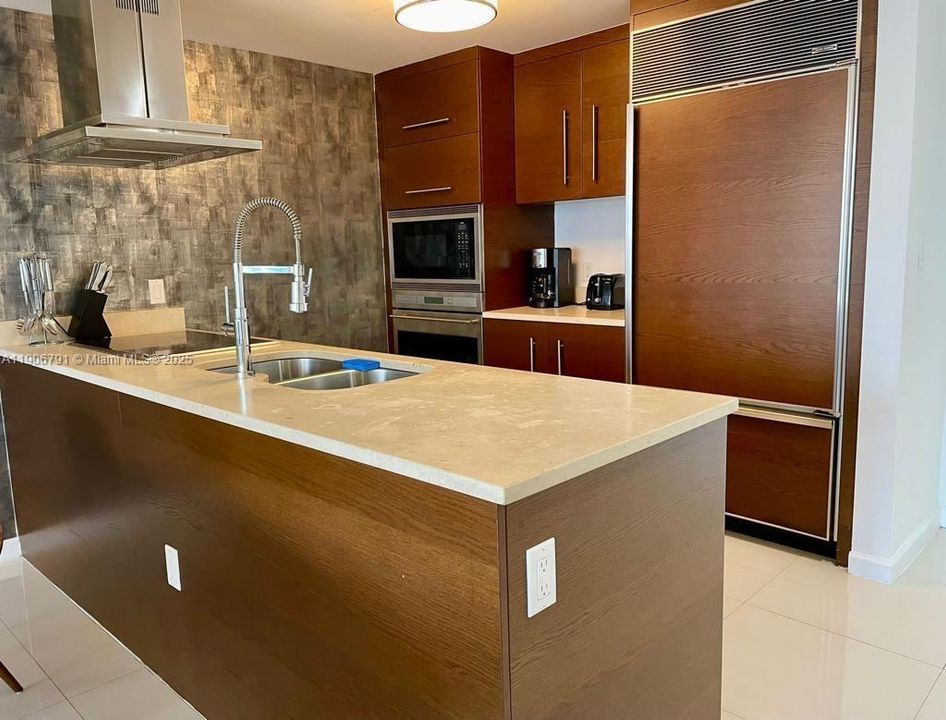 出租: $4,600 (1 贝兹, 1 浴室, 842 平方英尺)