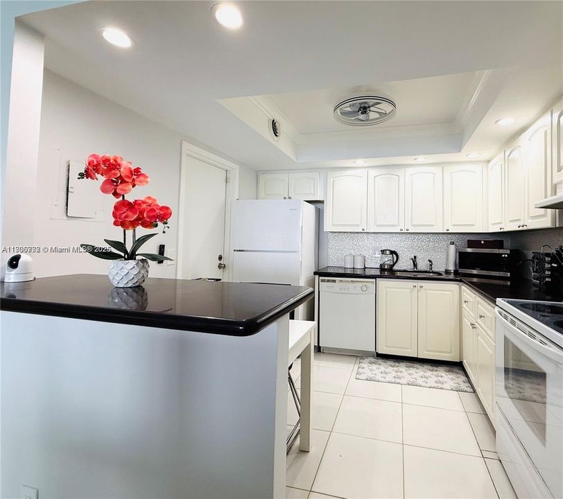 待售: $525,000 (1 贝兹, 2 浴室, 980 平方英尺)