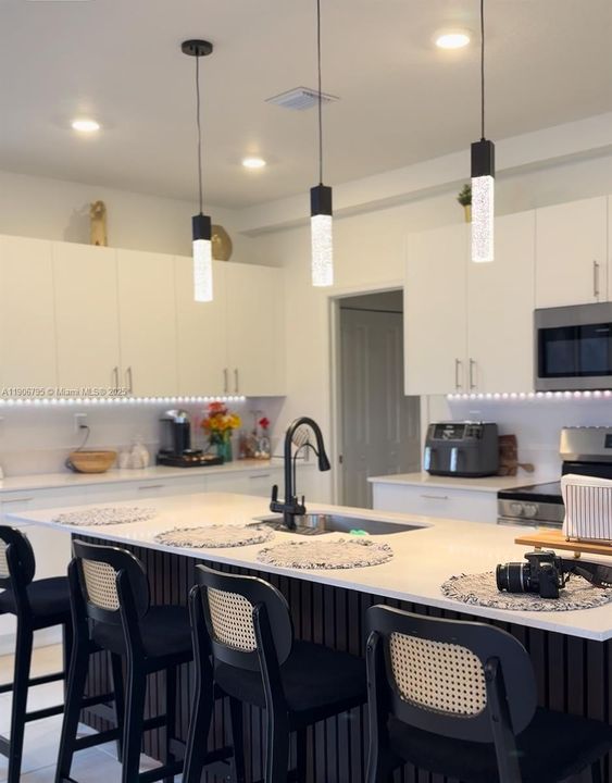 En Venta: $780,000 (4 camas, 3 baños, 2953 Pies cuadrados)