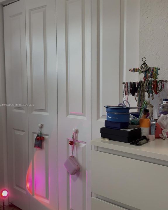 En Venta: $780,000 (4 camas, 3 baños, 2953 Pies cuadrados)