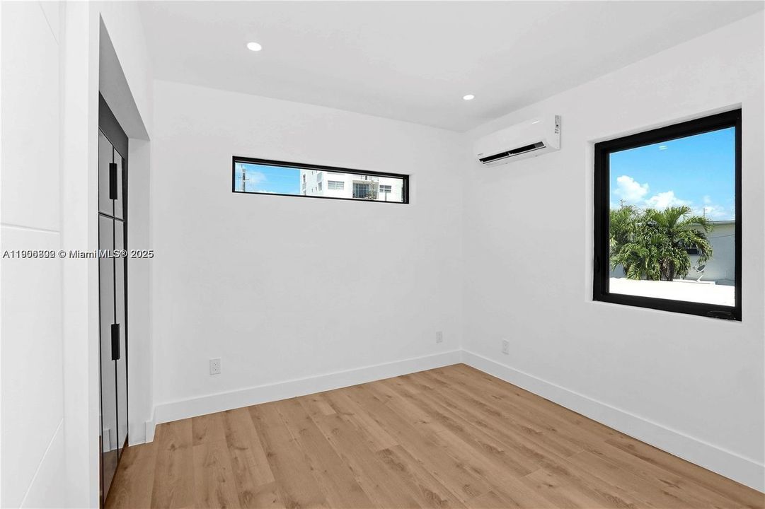 出租: $1,999 (1 贝兹, 1 浴室, 4315 平方英尺)