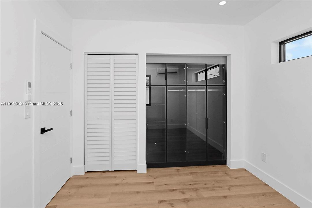 出租: $1,999 (1 贝兹, 1 浴室, 4315 平方英尺)