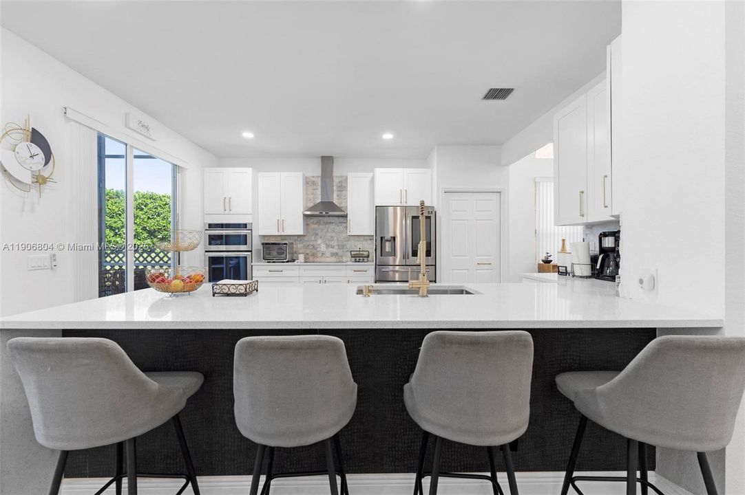 На продажу: $805,000 (4 спален, 2 ванн, 2555 Квадратных фут)