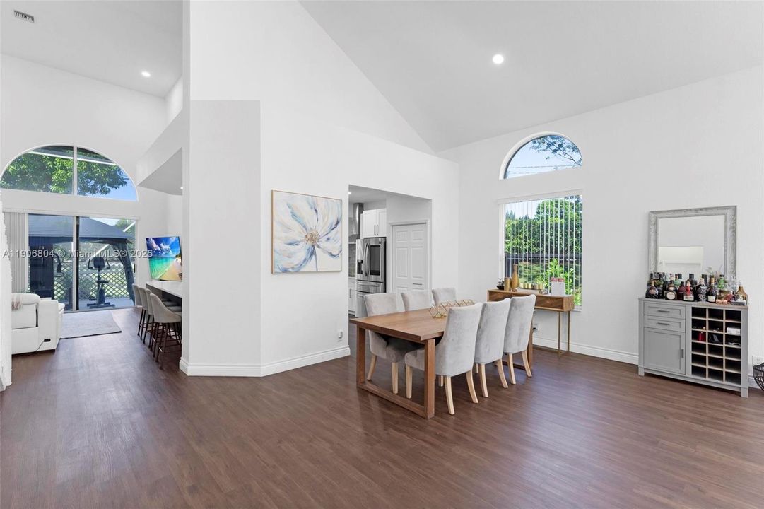 На продажу: $805,000 (4 спален, 2 ванн, 2555 Квадратных фут)