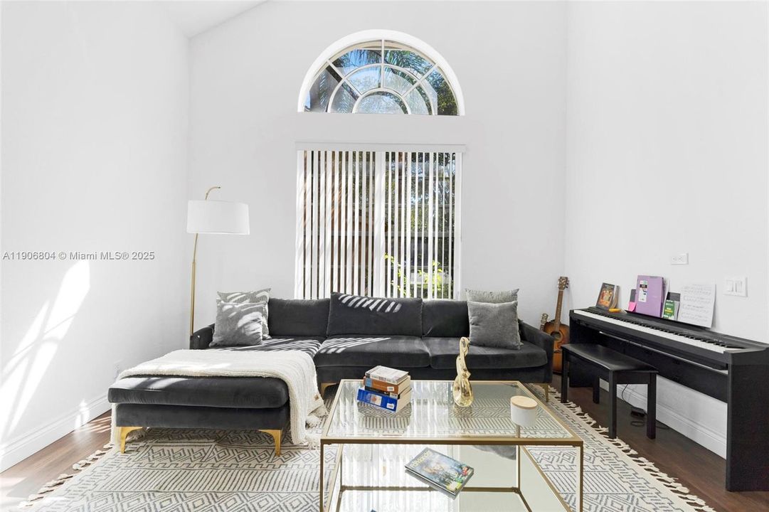 На продажу: $805,000 (4 спален, 2 ванн, 2555 Квадратных фут)