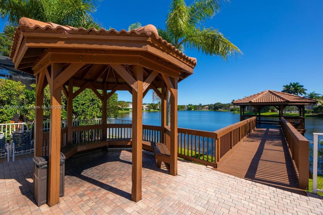 На продажу: $805,000 (4 спален, 2 ванн, 2555 Квадратных фут)