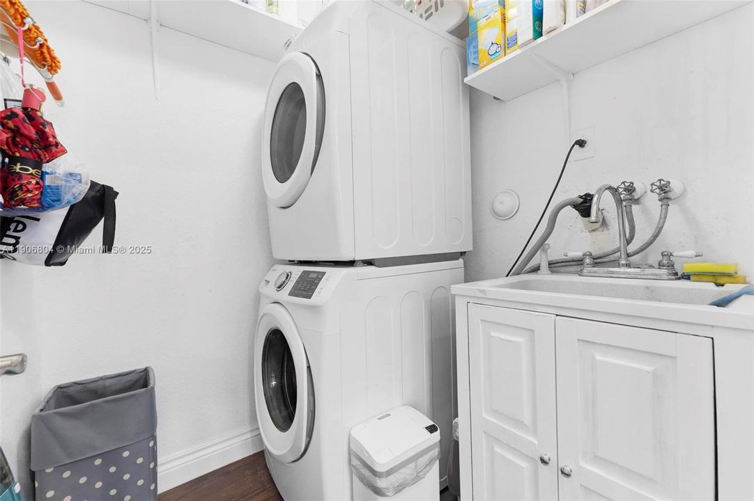 На продажу: $805,000 (4 спален, 2 ванн, 2555 Квадратных фут)