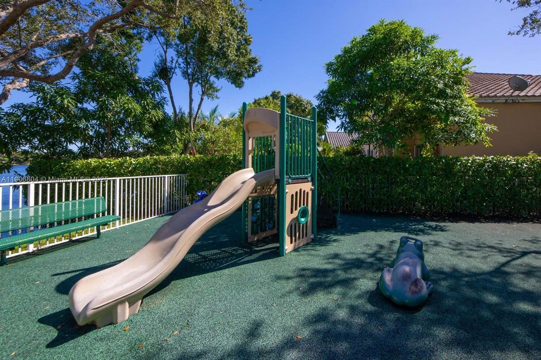 На продажу: $805,000 (4 спален, 2 ванн, 2555 Квадратных фут)