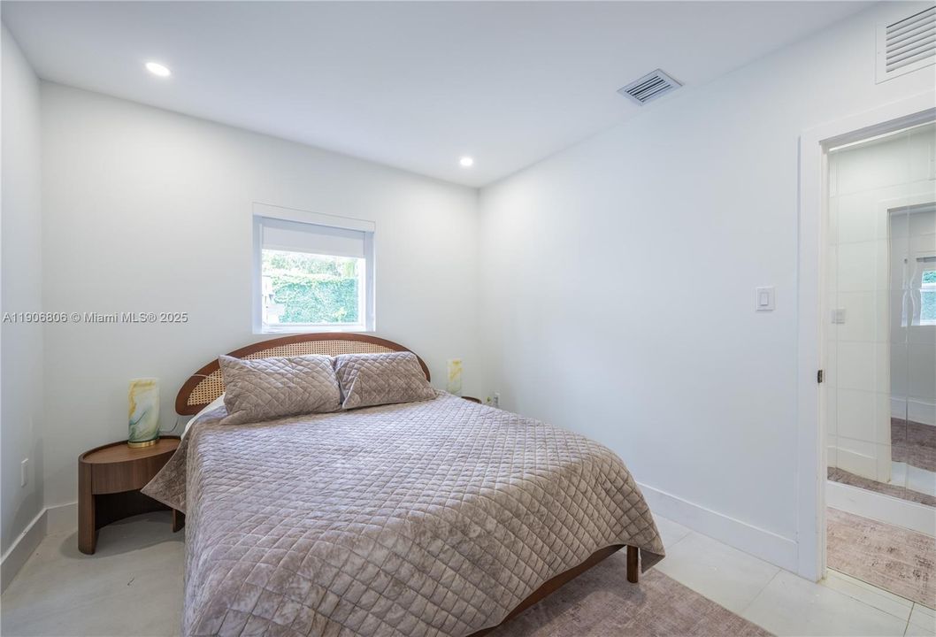 Bedroom 3 Queen size bed
