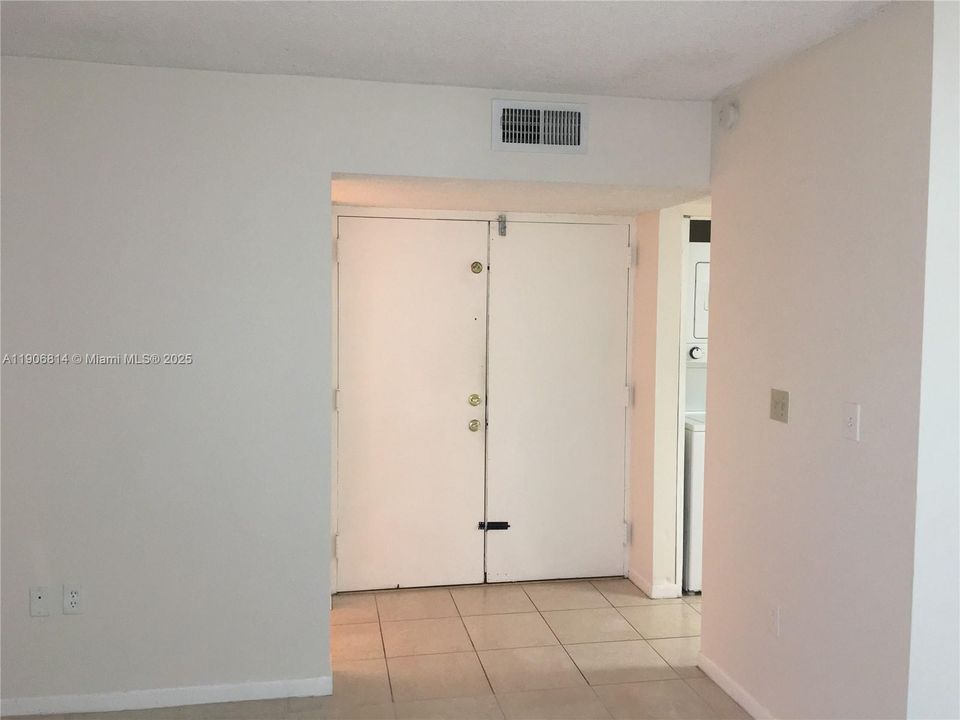 Под контрактом: $1,850 (1 спален, 1 ванн, 708 Квадратных фут)