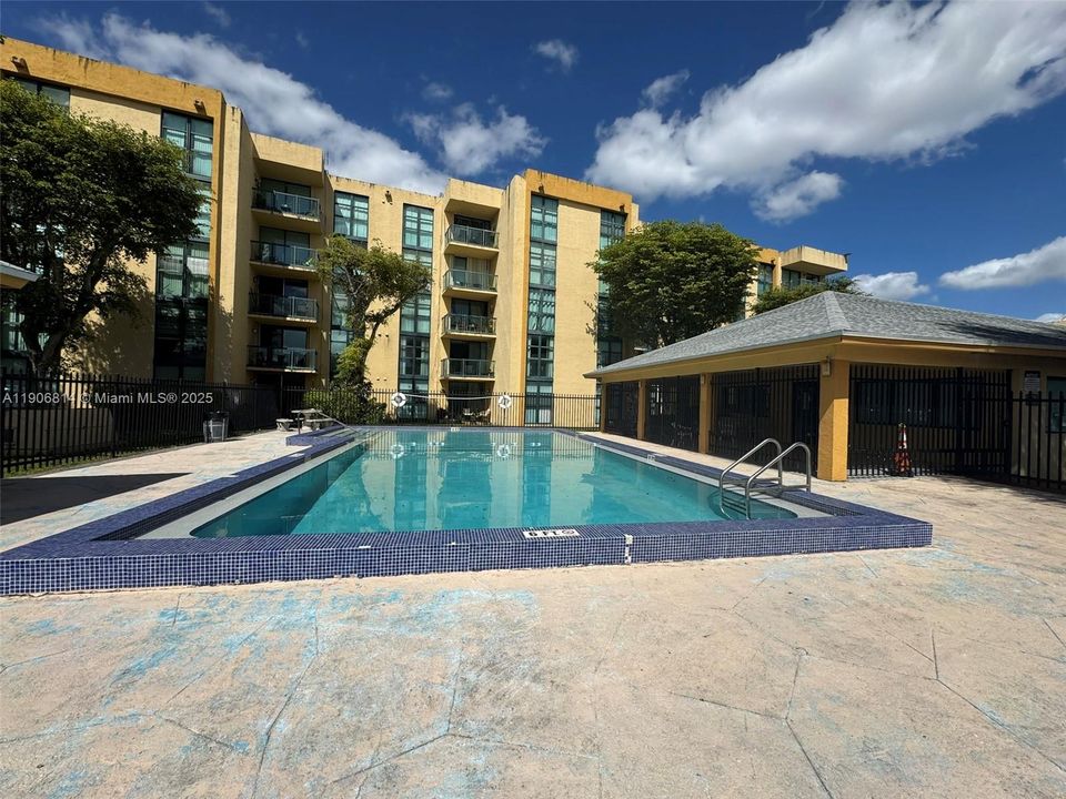 Под контрактом: $1,850 (1 спален, 1 ванн, 708 Квадратных фут)