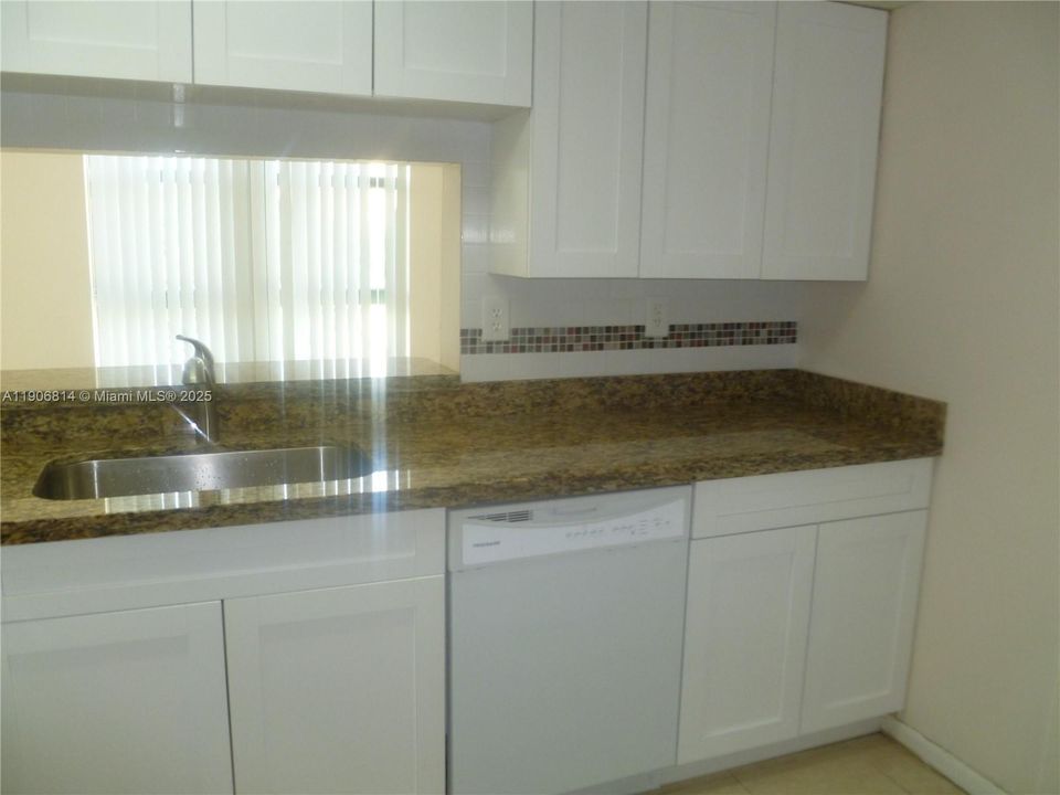 Под контрактом: $1,850 (1 спален, 1 ванн, 708 Квадратных фут)