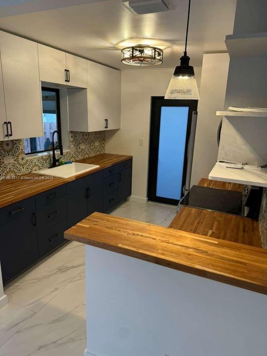 For Rent: $2,500 (2 beds, 1 baths, 1560 Square Feet)