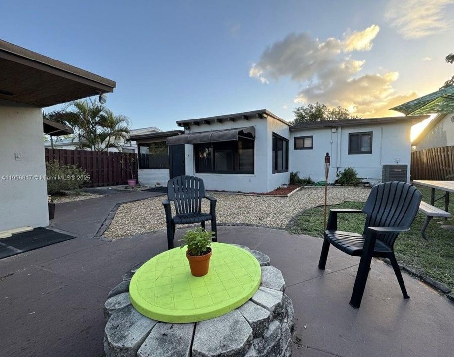 For Rent: $2,500 (2 beds, 1 baths, 1560 Square Feet)