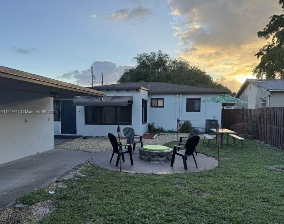 For Rent: $2,500 (2 beds, 1 baths, 1560 Square Feet)