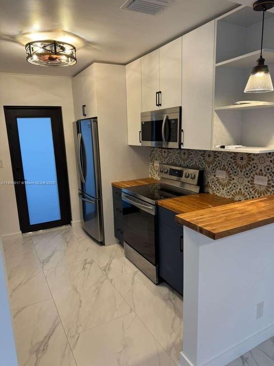 For Rent: $2,500 (2 beds, 1 baths, 1560 Square Feet)