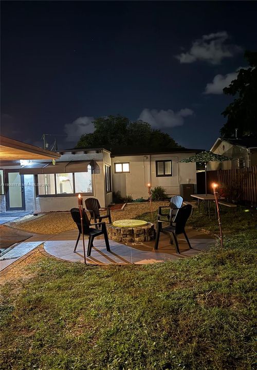 For Rent: $2,500 (2 beds, 1 baths, 1560 Square Feet)