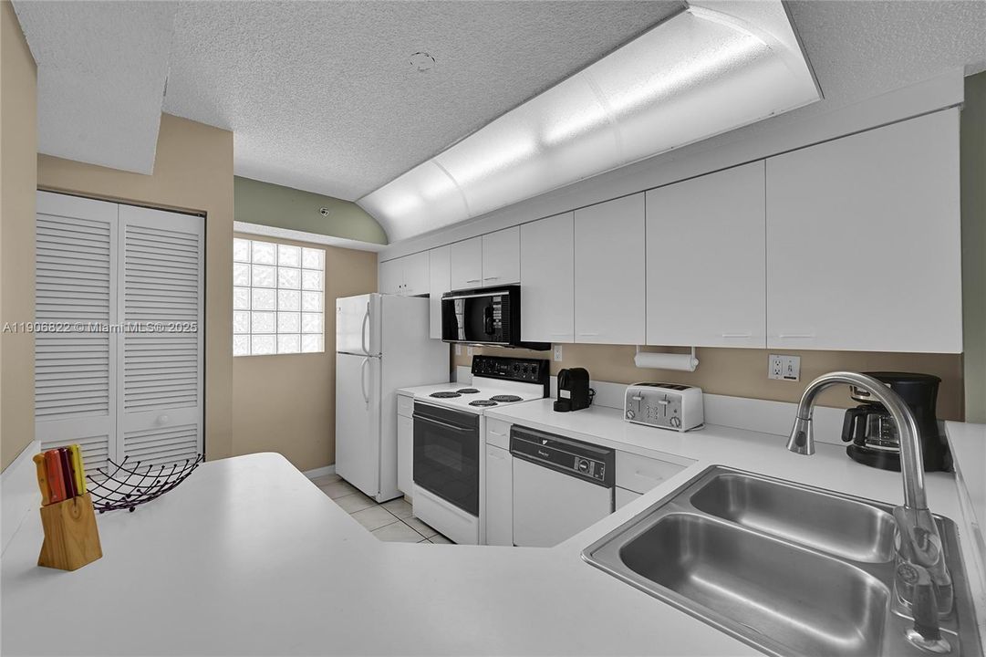 待售: $529,000 (2 贝兹, 2 浴室, 1065 平方英尺)