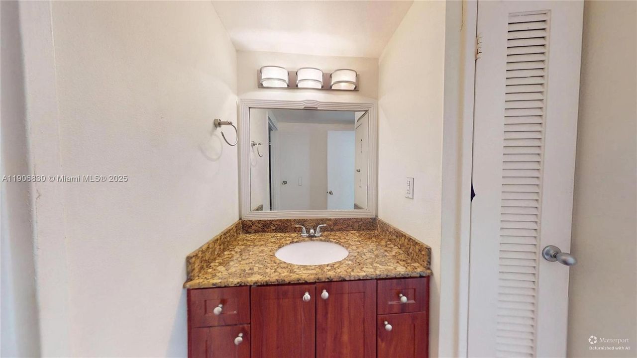 На продажу: $315,000 (2 спален, 2 ванн, 1040 Квадратных фут)