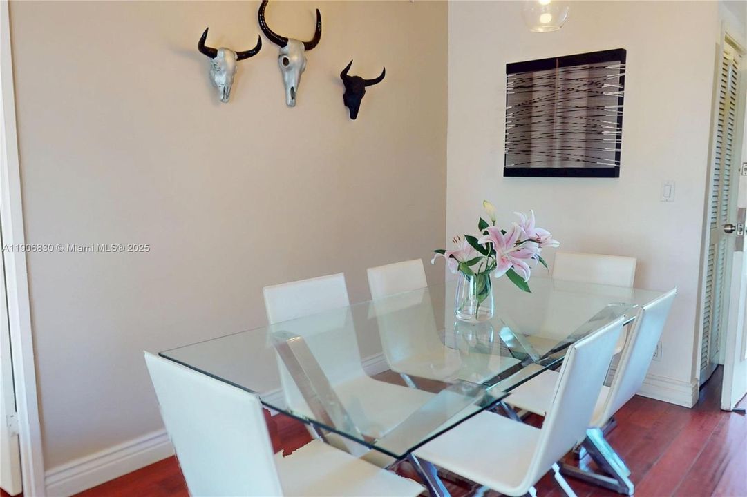 На продажу: $315,000 (2 спален, 2 ванн, 1040 Квадратных фут)