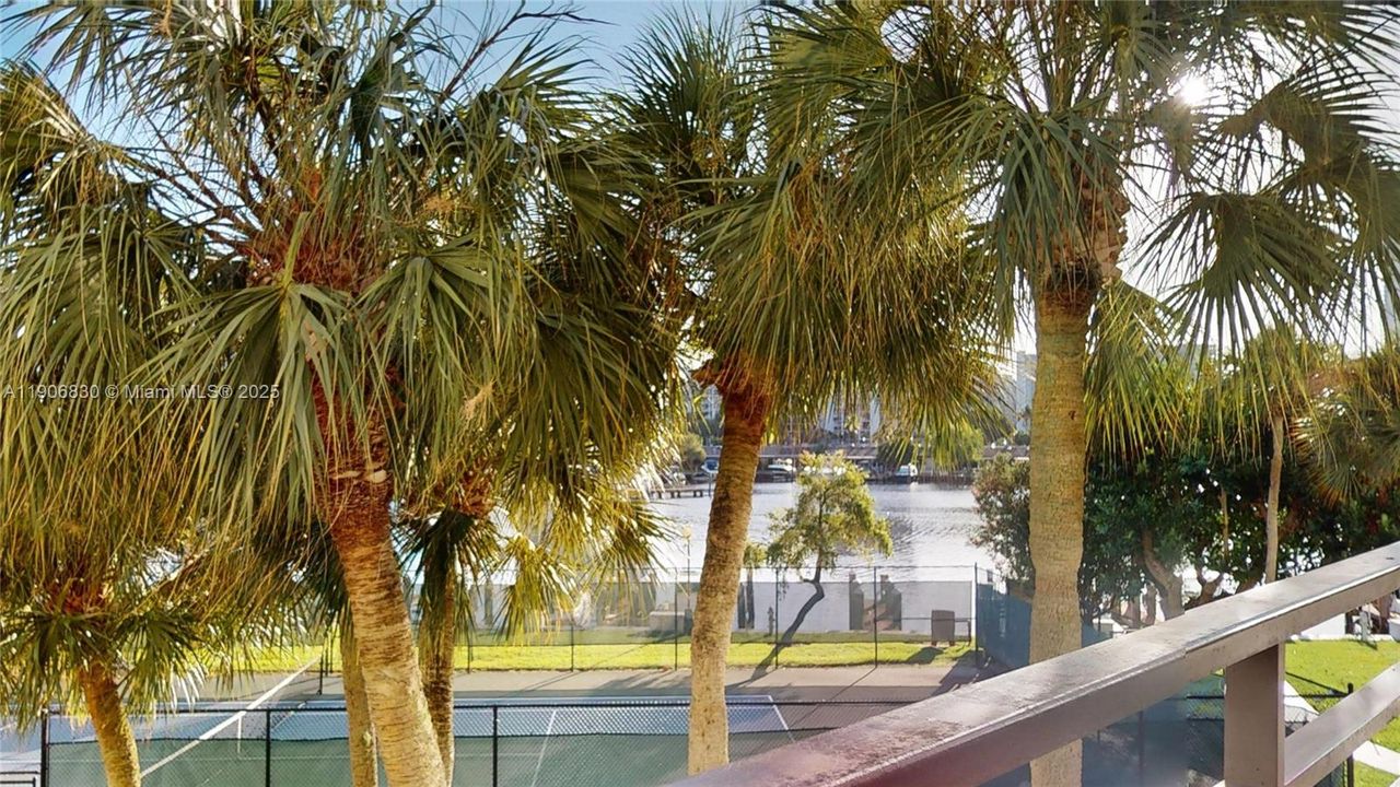 На продажу: $315,000 (2 спален, 2 ванн, 1040 Квадратных фут)