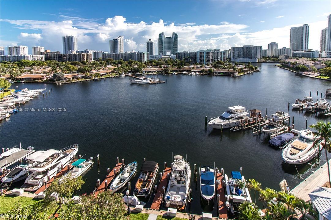 На продажу: $315,000 (2 спален, 2 ванн, 1040 Квадратных фут)