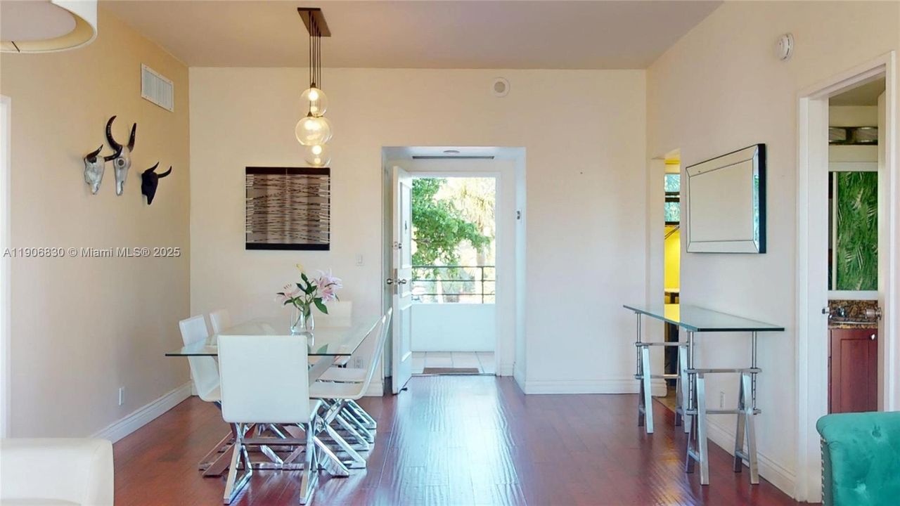 На продажу: $315,000 (2 спален, 2 ванн, 1040 Квадратных фут)