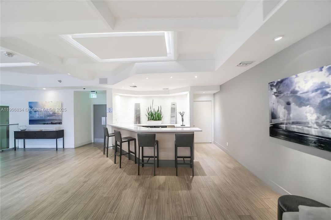 For Sale: $369,000 (1 beds, 1 baths, 550 Square Feet)