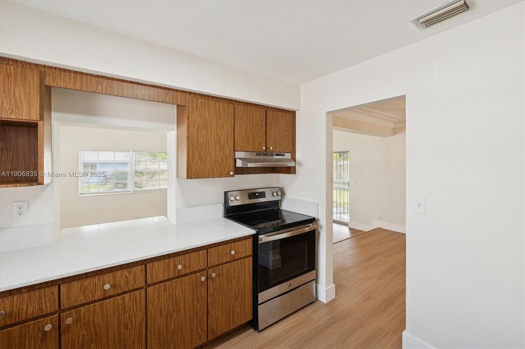 Active With Contract: $499,400 (3 beds, 2 baths, 1495 Square Feet)