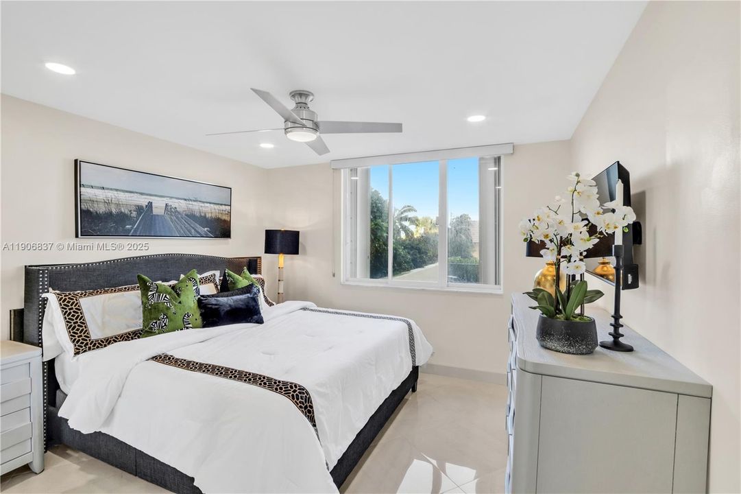 For Sale: $749,000 (2 beds, 2 baths, 1170 Square Feet)