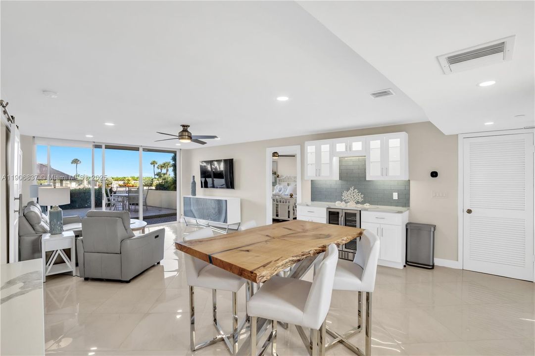 For Sale: $749,000 (2 beds, 2 baths, 1170 Square Feet)