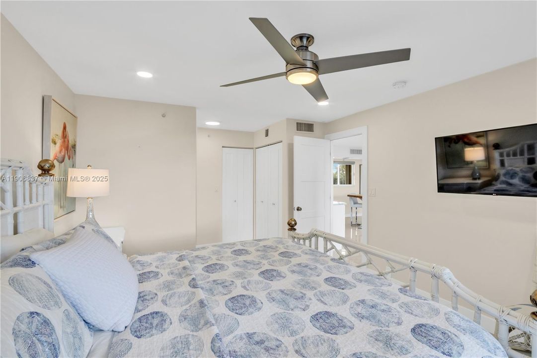 For Sale: $749,000 (2 beds, 2 baths, 1170 Square Feet)