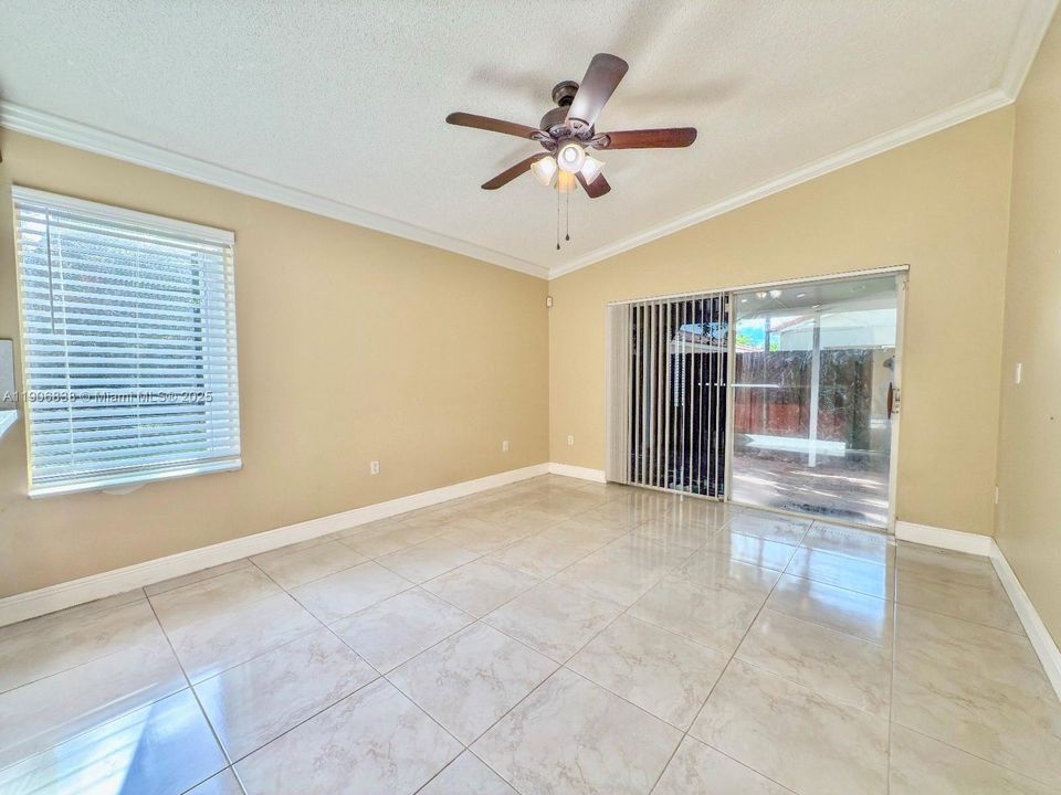 合同活跃: $520,000 (3 贝兹, 2 浴室, 1406 平方英尺)