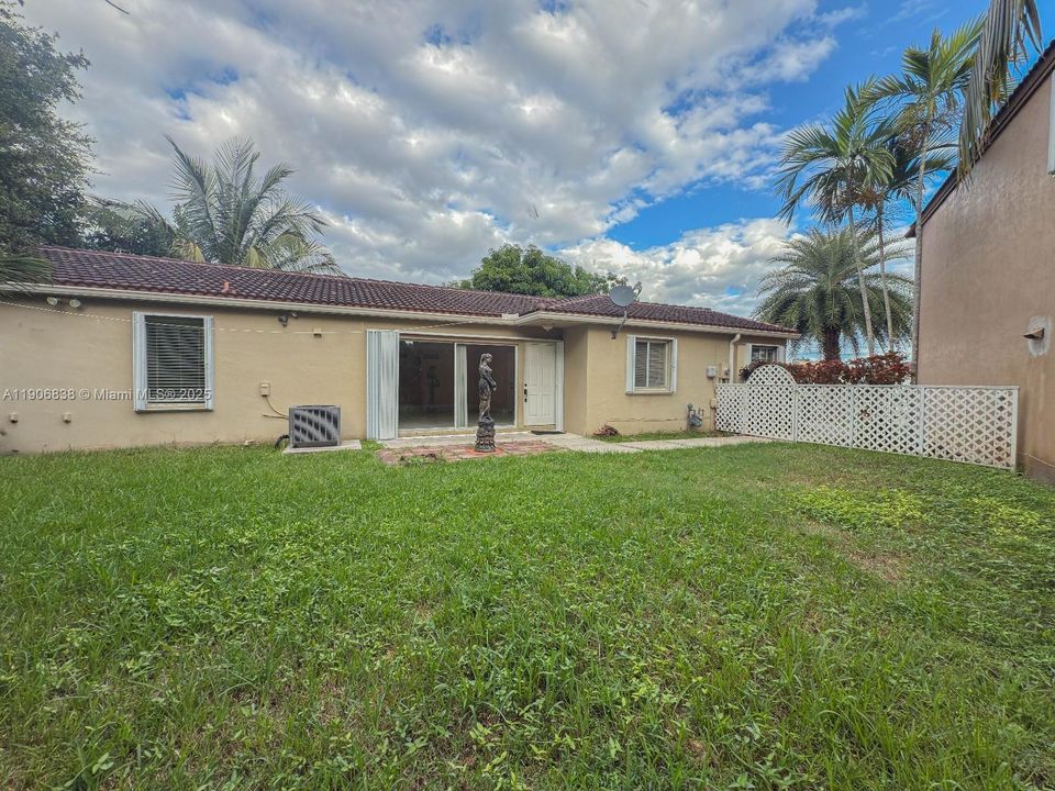 合同活跃: $520,000 (3 贝兹, 2 浴室, 1406 平方英尺)