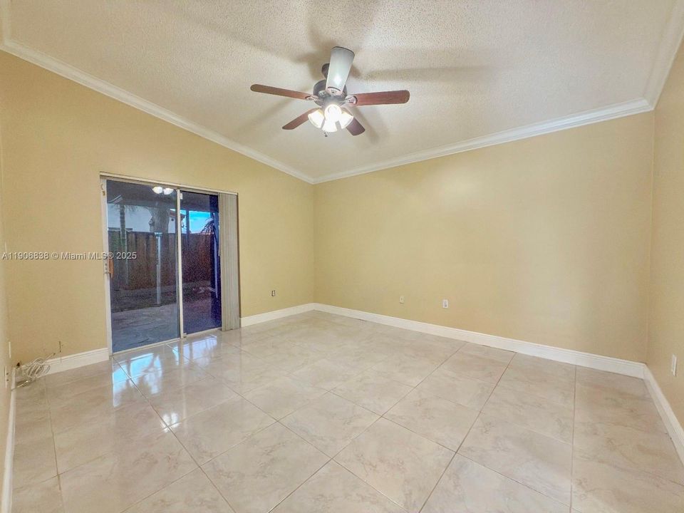 合同活跃: $520,000 (3 贝兹, 2 浴室, 1406 平方英尺)