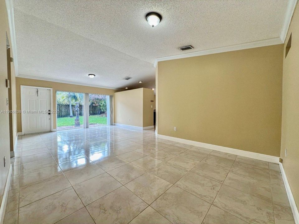 合同活跃: $520,000 (3 贝兹, 2 浴室, 1406 平方英尺)