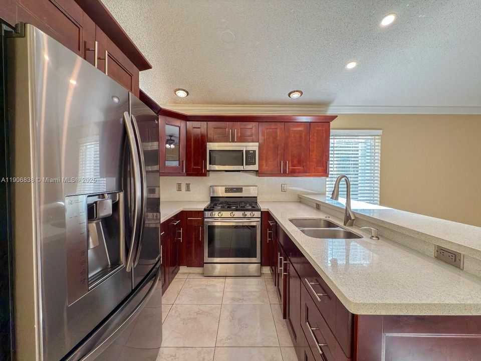 合同活跃: $520,000 (3 贝兹, 2 浴室, 1406 平方英尺)