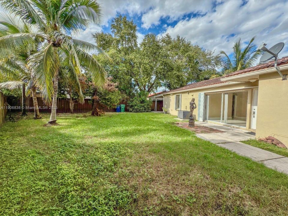 合同活跃: $520,000 (3 贝兹, 2 浴室, 1406 平方英尺)