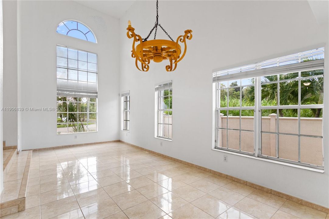 Под контрактом: $829,000 (4 спален, 3 ванн, 2580 Квадратных фут)