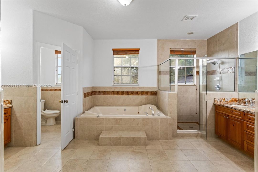 Под контрактом: $829,000 (4 спален, 3 ванн, 2580 Квадратных фут)