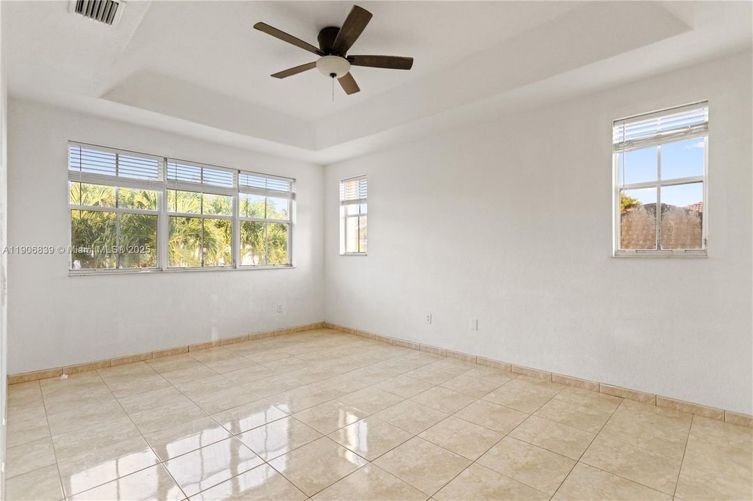 Под контрактом: $829,000 (4 спален, 3 ванн, 2580 Квадратных фут)