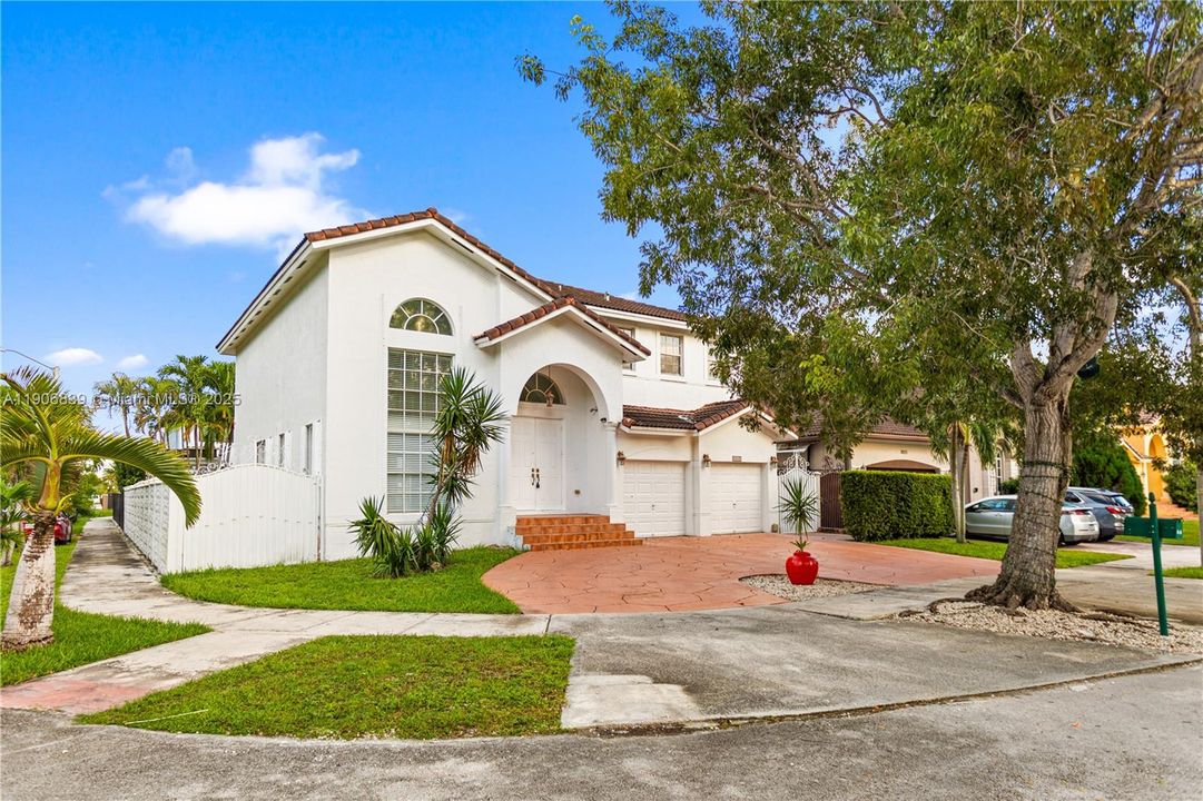 Под контрактом: $829,000 (4 спален, 3 ванн, 2580 Квадратных фут)