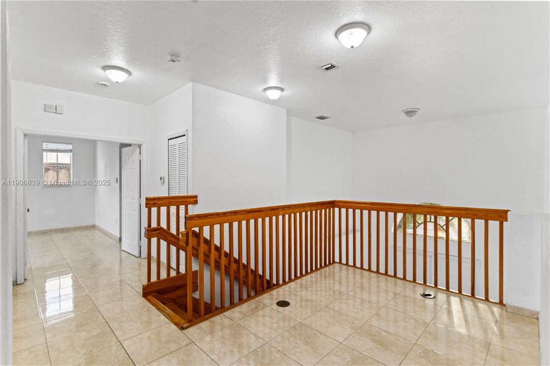 Под контрактом: $829,000 (4 спален, 3 ванн, 2580 Квадратных фут)