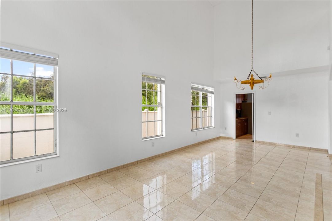 Под контрактом: $829,000 (4 спален, 3 ванн, 2580 Квадратных фут)