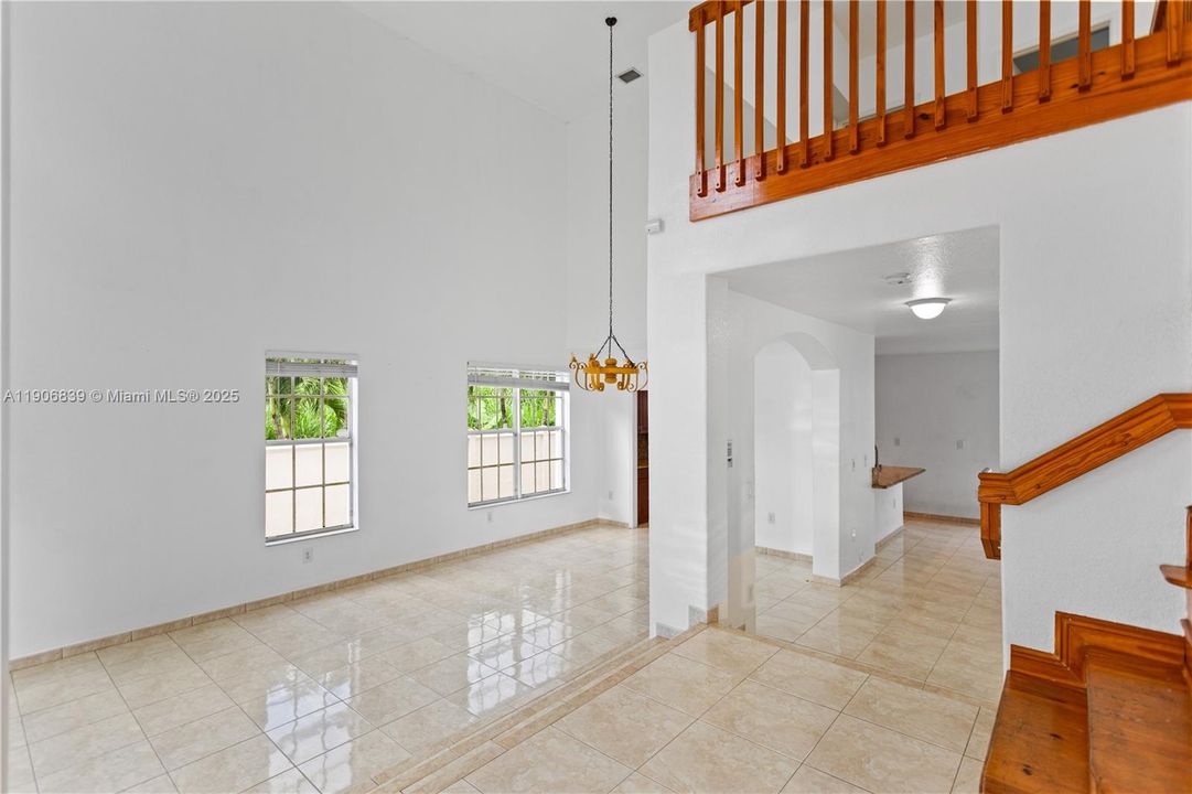 Под контрактом: $829,000 (4 спален, 3 ванн, 2580 Квадратных фут)