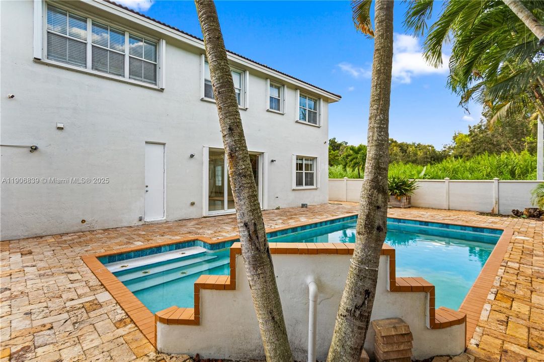 Под контрактом: $829,000 (4 спален, 3 ванн, 2580 Квадратных фут)