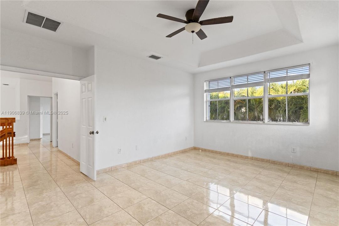 Под контрактом: $829,000 (4 спален, 3 ванн, 2580 Квадратных фут)