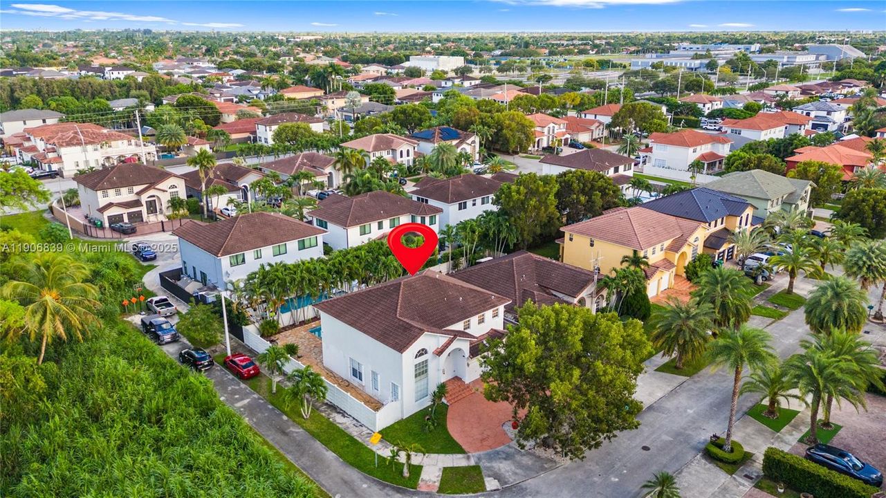 Под контрактом: $829,000 (4 спален, 3 ванн, 2580 Квадратных фут)